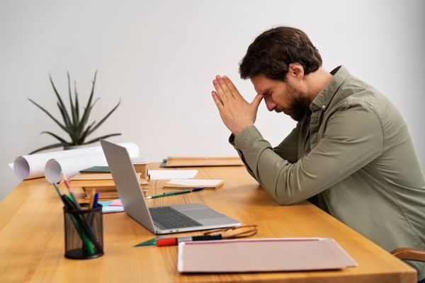 Hombre pensativo en medio del desorden