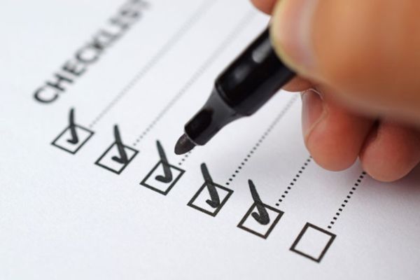 Manos revisando una checklist de planificación de eventos