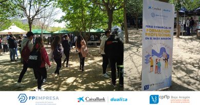 Alumnos del CPIFP Bajo Aragón recorren una feria de Formación Profesional al aire libre, con stands informativos entre árboles y carteles promocionales. El evento destaca la creatividad, la sostenibilidad y la atención al detalle, con participación de entidades como FPEmpresa, CaixaBank Dualiza y el propio centro educativo.