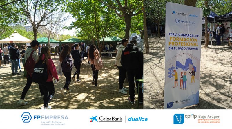 Alumnos del CPIFP Bajo Aragón recorren una feria de Formación Profesional al aire libre, con stands informativos entre árboles y carteles promocionales. El evento destaca la creatividad, la sostenibilidad y la atención al detalle, con participación de entidades como FPEmpresa, CaixaBank Dualiza y el propio centro educativo.