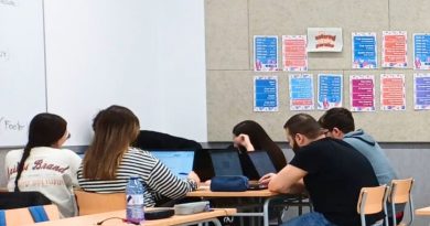 Grupo de estudiantes del ciclo de Asistencia a la Dirección trabajando en equipo en el aula, usando sus portátiles para organizar la Andada y Chocolatada 2025