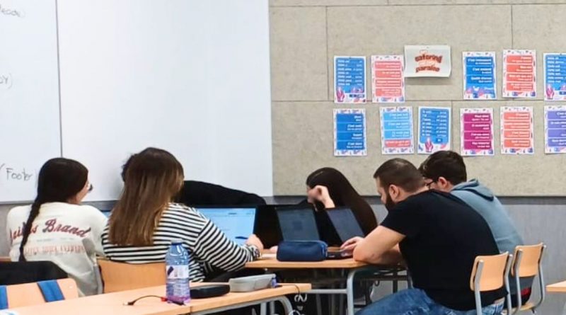 Grupo de estudiantes del ciclo de Asistencia a la Dirección trabajando en equipo en el aula, usando sus portátiles para organizar la Andada y Chocolatada 2025