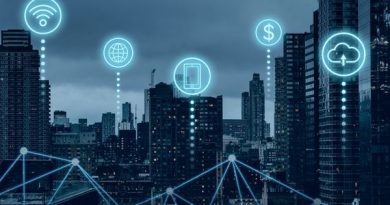 Vista de una ciudad moderna al anochecer con iconos digitales flotantes que representan conexión Wi-Fi, globalización, dispositivos móviles, finanzas y computación en la nube, simbolizando una red urbana inteligente