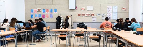 Grupo de estudiantes del ciclo de Asistencia a la Dirección trabajando en equipo en el aula, usando sus portátiles para organizar la Andada y Chocolatada  2025
