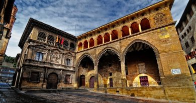 Imagen del Ayuntamiento de Alcañiz, un conjunto monumental que combina arquitectura gótica y renacentista. Fue visitado por los alumnos de segundo curso del ciclo superior de Asistencia a la Dirección, como parte de una actividad formativa sobre el protocolo institucional y símbolos oficiales.