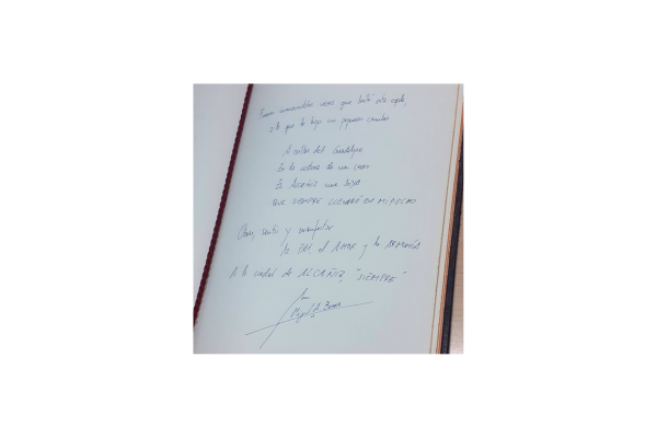 Este libro de honor del Ayuntamiento de Alcañiz recoge mensajes, reflexiones y vivencias de quienes han dejado huella en la ciudad. Con notas manuscritas llenas de emoción y poesía, se convierte en un testimonio vivo de momentos compartidos, memorias personales y el vínculo especial con Alcañiz.