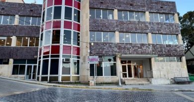 Ayuntamiento provisional, ubicado en el antiguo Casino de Alcañiz, donde se encuentran las oficinas municipales. Edificio de tres plantas con fachada de piedra y grandes ventanales, con una torre cilíndrica acristalada con paneles rojos en el centro. Delante, una calle empedrada y la entrada principal accesible.