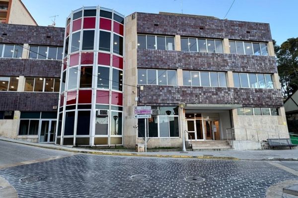 Ayuntamiento provisional, ubicado en el antiguo Casino de Alcañiz, donde se encuentran las oficinas municipales. Edificio de tres plantas con fachada de piedra y grandes ventanales, con una torre cilíndrica acristalada con paneles rojos en el centro. Delante, una calle empedrada y la entrada principal accesible.