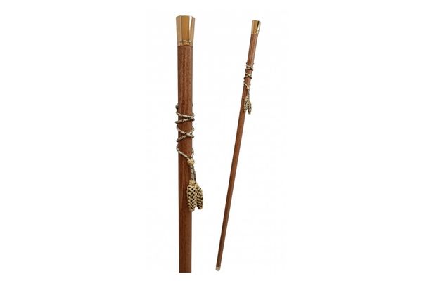 Bastón de madera elegante con empuñadura metálica dorada y cordón decorativo enrollado, mostrado de frente y de perfil sobre fondo blanco.